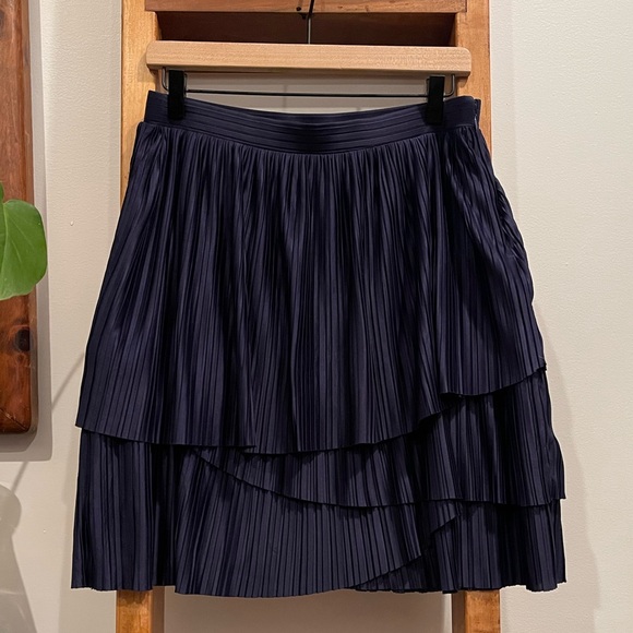 Banana Republic SZ 8 Navy Tiered Pleated Mini Skirt! - Picture 2 of 11